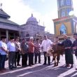Bupati Eddy Berutu Serahkan 1 Ekor Lembu Kurban Hari Raya Idul Adha di Masjid Agung
