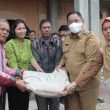 Bupati Eddy Berutu Serahkan Bantuan untuk Renovasi HKBP Sion Banjar Toba